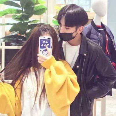 手机遮脸情侣头像一人一张 情头 情侣 双人手机遮脸真人