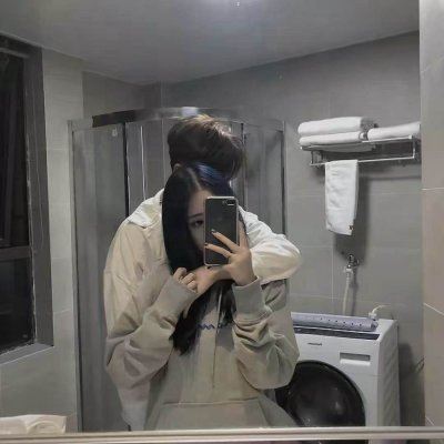 手机遮脸情侣头像一人一张 情头 情侣 双人手机遮脸真人