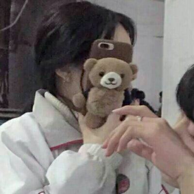手机遮脸情侣头像一人一张 情头 情侣 双人手机遮脸真人