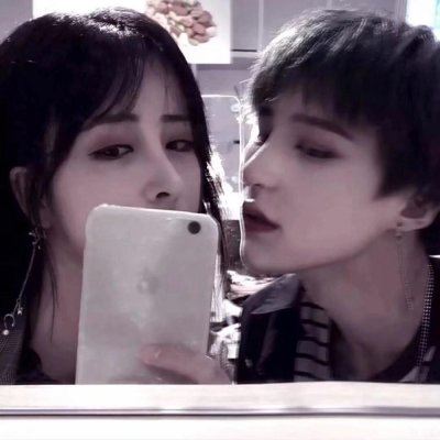 手机遮脸情侣头像一人一张 情头 情侣 双人手机遮脸真人