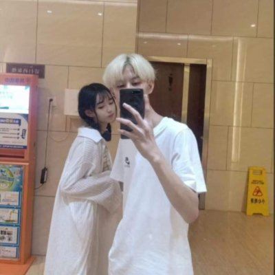 手机遮脸情侣头像一人一张 情头 情侣 双人手机遮脸真人
