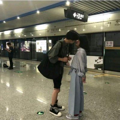 情侣头像两人在一张 两队情侣的情侣头像