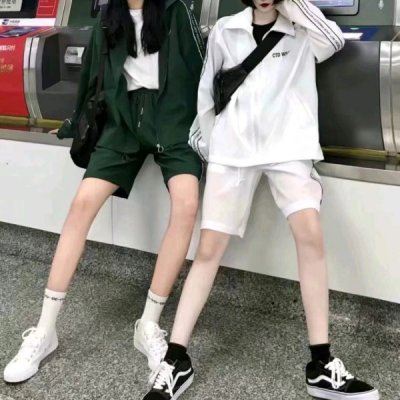 情侣头像两人在一张 两队情侣的情侣头像
