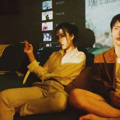 情侣头像两人在一张 两队情侣的情侣头像