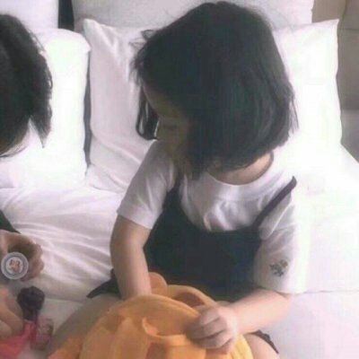 个性小孩情头一对个性 情侣头像个性呆萌一对孩子