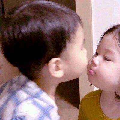 个性小孩情头一对个性 情侣头像个性呆萌一对孩子