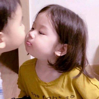 个性小孩情头一对个性 情侣头像个性呆萌一对孩子