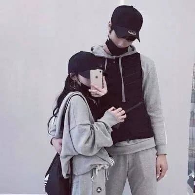 手机挡脸情侣头像一人一张 情侣拿手机挡脸的照片