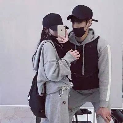 手机挡脸情侣头像一人一张 情侣拿手机挡脸的照片