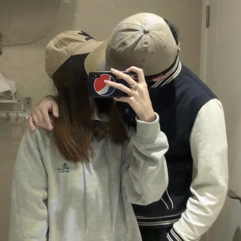 手机挡脸情侣头像一人一张 情侣拿手机挡脸的照片