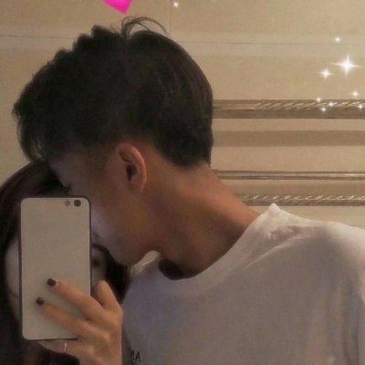 手机挡脸情侣头像一人一张 情侣拿手机挡脸的照片