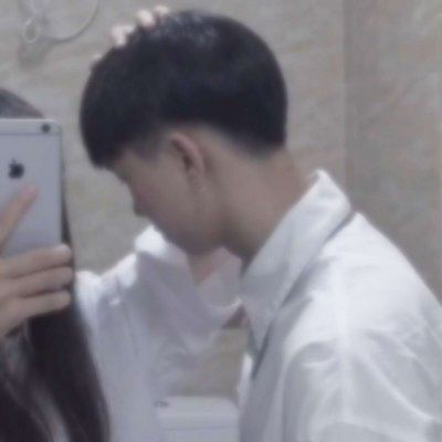 手机遮脸情侣头像一人一张 情侣头像遮脸的