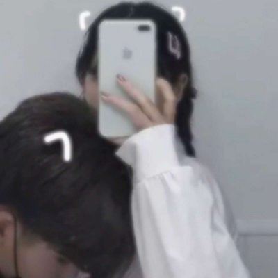 手机遮脸情侣头像一人一张 情侣头像遮脸的