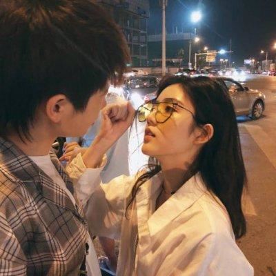 亲吻情侣头像一对图片 超甜亲吻头像情侣拥抱