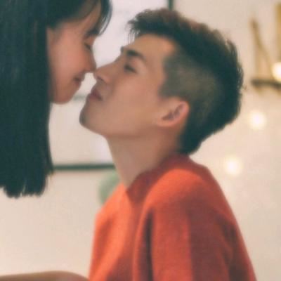 亲吻情侣头像一对图片 超甜亲吻头像情侣拥抱