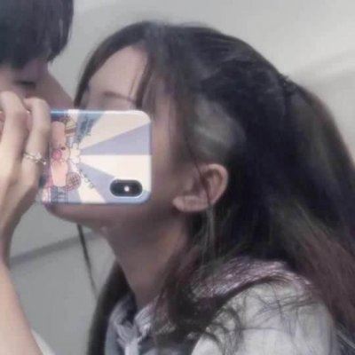 拿手机的情侣头像一对 情侣头像拿着手机图片一对一张