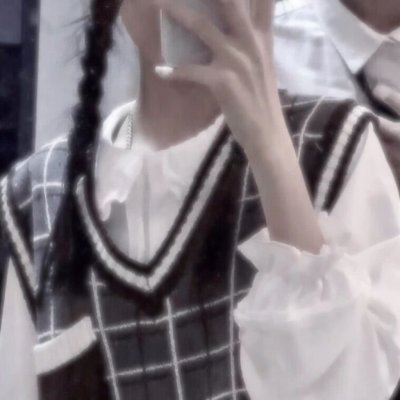 拿手机的情侣头像一对 情侣头像拿着手机图片一对一张