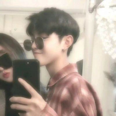 拿手机的情侣头像一对 情侣头像拿着手机图片一对一张