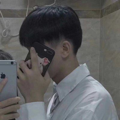 拿手机的情侣头像一对 情侣头像拿着手机图片一对一张