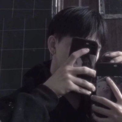 用手机遮脸情侣头像 手机遮挡情侣头像