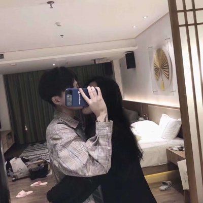 好看的情侣头像挡脸 情侣头像用手机挡脸双人