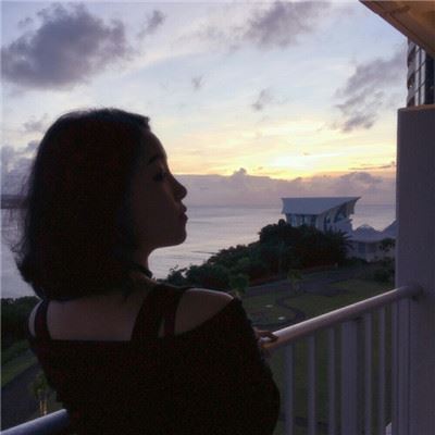 抖音里流行的情侣头像一左一右 情侣头像抖音一男一女分开的