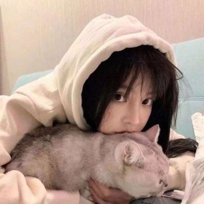 怀里有猫的女生头像不露脸 怀里有猫的女生头像动漫