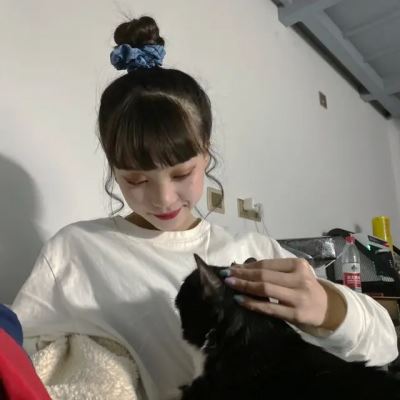 怀里有猫的女生头像不露脸 怀里有猫的女生头像动漫
