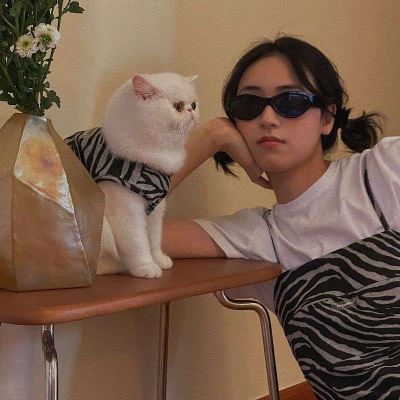 怀里有猫的女生头像不露脸 怀里有猫的女生头像动漫