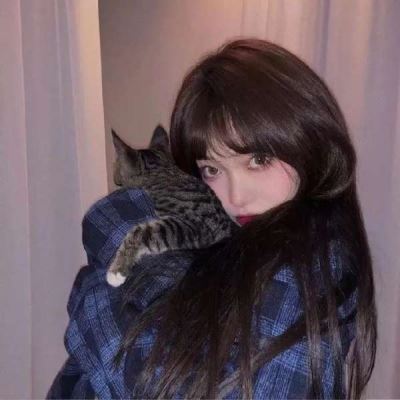 怀里有猫的女生头像不露脸 怀里有猫的女生头像动漫
