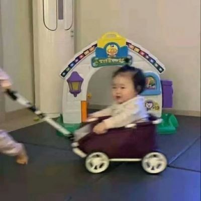 小女孩推车的闺蜜头像 个性宝宝闺蜜头像